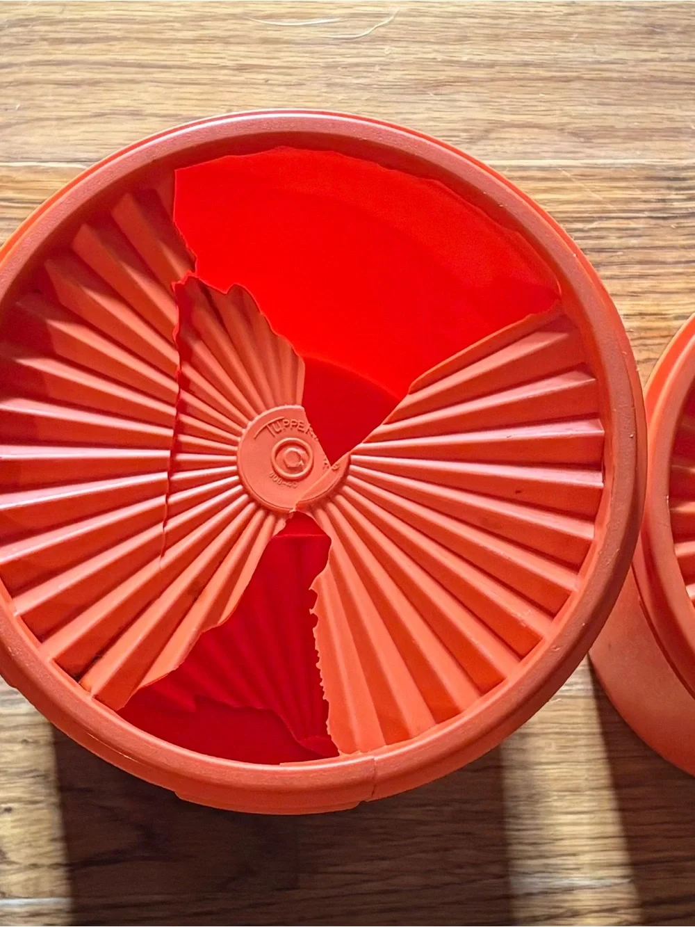 Tupperware Servalier canisters, Set of 4 (top to one is broken), Orange